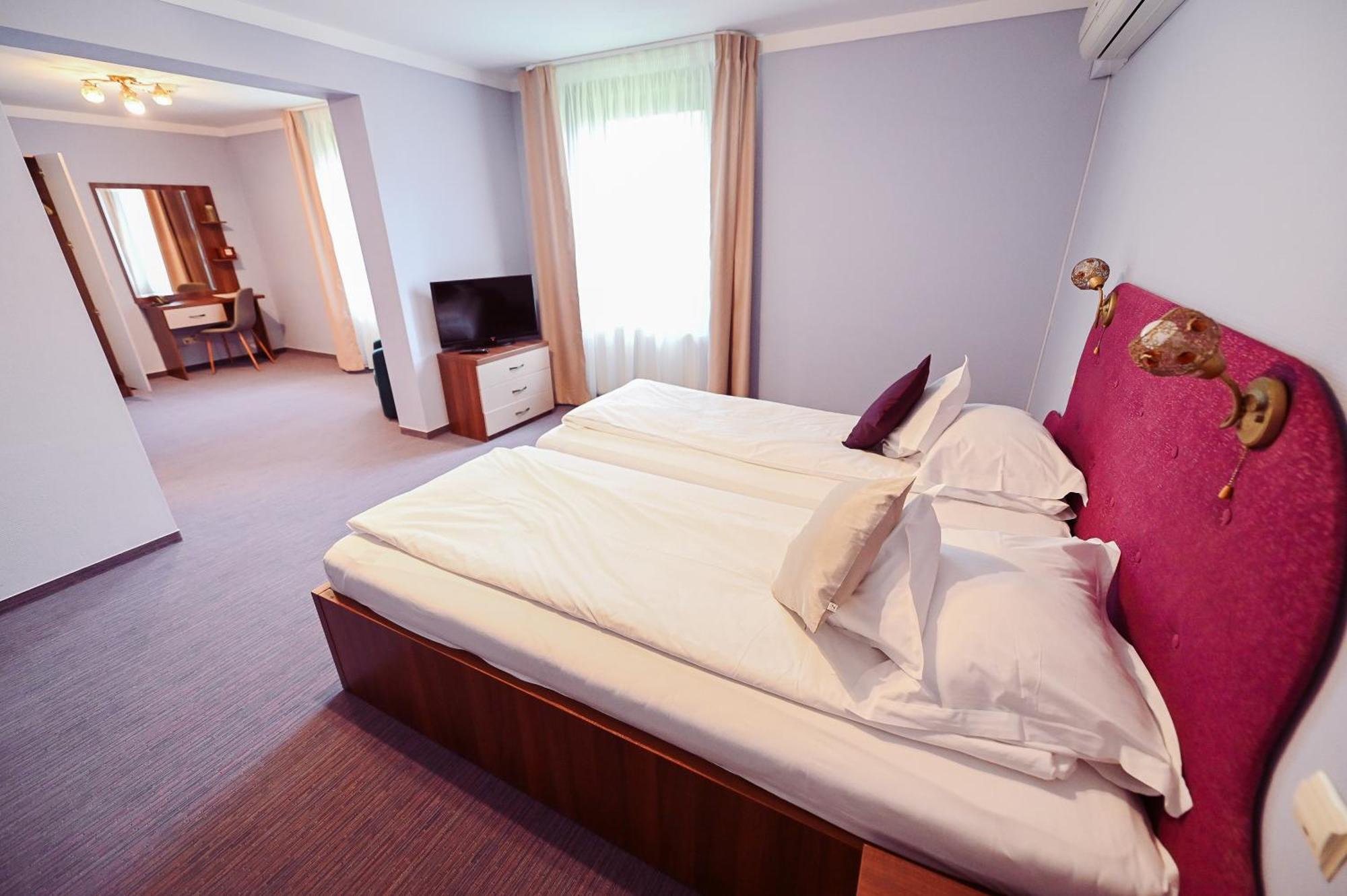 Conacul Domnesc Hotel Scheia Bagian luar foto